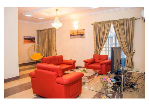 SHORTLET - Sprawling 5 Bedroom Detached House + Office Room (Swimming pool)