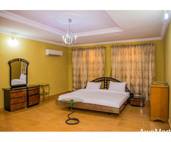 SHORTLET - Sprawling 5 Bedroom Detached House + Office Room (Swimming pool)