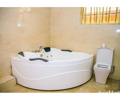 SHORTLET - Sprawling 5 Bedroom Detached House + Office Room (Swimming pool)